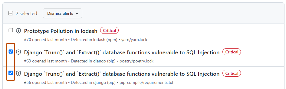 Снимок экрана: представление Dependabot alerts . Выбраны два оповещения, а эти флажки выделены оранжевым контуром.
